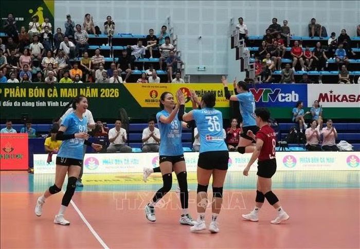 Các vận động viên đội bóng nữ Xi măng Long Sơn Thanh Hóa (áo xanh) sau pha ghi điểm.