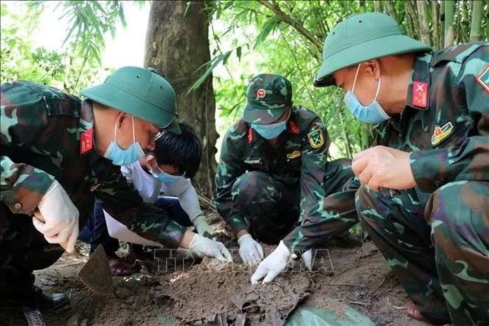 Cất bốc cẩn trọng, tỉ mỉ lựa chọn xương cốt của liệt sĩ chưa xác định danh tính để phục vụ giám định ADN.
