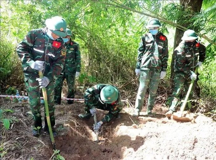 Đội Tìm kiếm, quy tập hài cốt liệt sĩ tỉnh Khánh Hòa cất bốc hài cốt liệt sĩ.
