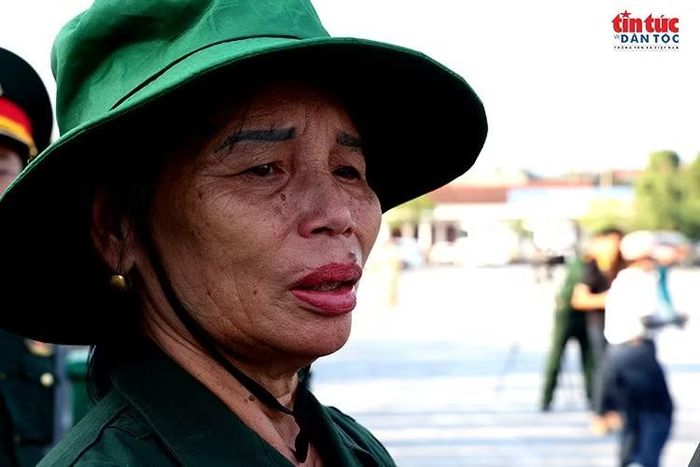 Một nữ cụu chiến binh không giấu được niềm xúc động, tri ân sâu sắc đối với những người đã anh dũng hy sinh bảo vệ biên cương Tổ quốc.