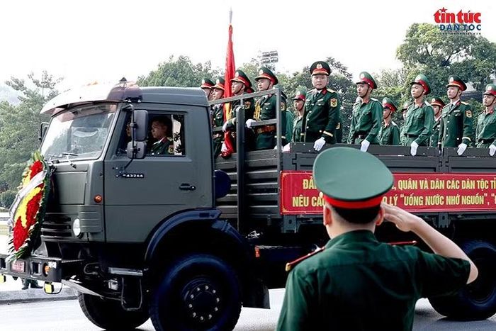 Cán bộ, chiến sĩ nghiêm trang chào đoàn xe chở hài cốt liệt sĩ đi qua khu vực Quảng trường 26/3, phường Hà Giang 1.