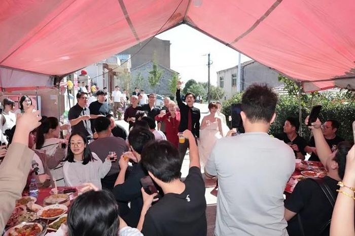 Nhiều người dù không quen biết chú rể nhưng rất nhiệt tình hưởng ứng lời mời đám cưới. Ảnh: QQ