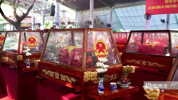 Điều khiến nhiều người không khỏi xúc động là phần lớn hài cốt được tìm thấy chưa xác định được tên tuổi, quê quán do điều kiện chiến tranh khốc liệt và thời gian kéo dài. Hành trình đưa các liệt sĩ trở về vì thế không chỉ là việc tìm kiếm, quy tập hài cốt mà còn là nỗ lực tìm lại danh tính, quê hương và thân nhân của những người đã nằm xuống vì đất nước.