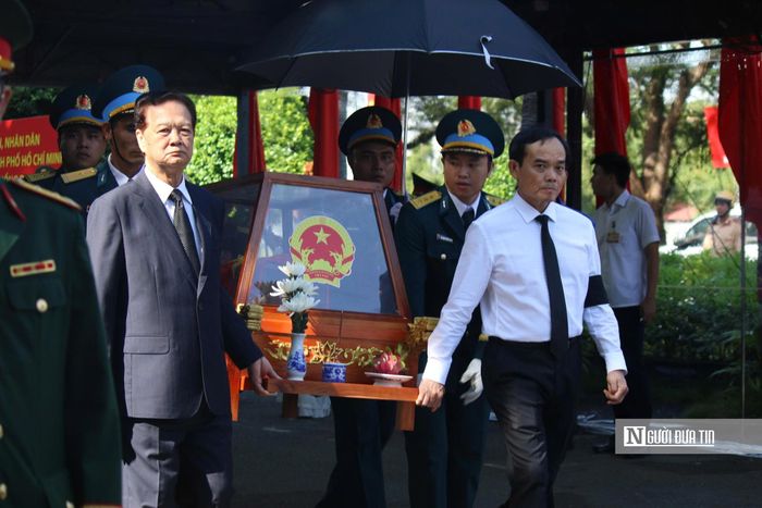 Lãnh đạo, đại biểu di chuyển các hài cốt lên xe để đi về Nghĩa trang Tp.HCM.