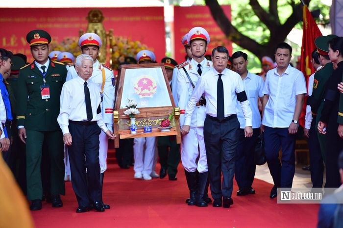 Thủ tướng Lê Minh Hưng và Nguyên Chủ tịch nước Nguyễn Minh Triết thực hiện nghi thức di chuyển tiễn đưa hài cốt liệt sĩ về Nghĩa trang Tp.HCM.