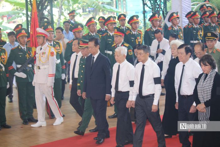 Đoàn lãnh đạo do Thủ tướng đi đầu vào viếng các anh hùng liệt sĩ.