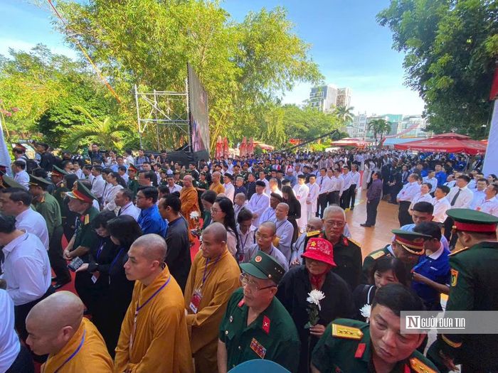 Lãnh đạo, đại biểu, người dân xếp hàng để vào viếng tại công viên Lê Thị Riêng. (Ảnh: Mỹ Hậu)