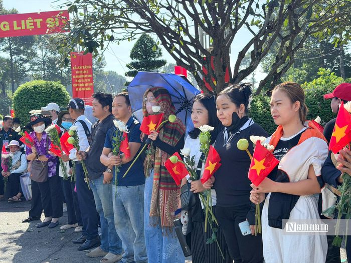Nhiều người trẻ có mặt từ sáng sớm. (Ảnh: Mỹ Hậu)