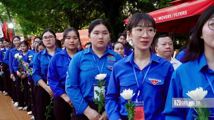 Đoàn viên, thanh niên các trường THPT, Đại học trên địa bàn Tp.HCM đến viếng tại công viên Lê Thị Riêng. (Ảnh: Mỹ Hậu)