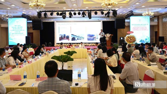 KS. Trần Thanh Hoàng, Giám đốc Công ty TNHH MTV Cơ khí chế tạo máy và tự động hóa Thanh Hoàng - Tp.HCM trình bày tham luận Ứng dụng công nghệ nhiệt phân để chuyển hóa phụ phẩm nông lâm nghiệp thành năng lượng và carbon.