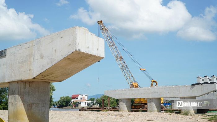 Bên cạnh vướng mắc mặt bằng, tình trạng giá nguyên vật liệu, nhiên liệu biến động tăng mạnh và nhà thầu chưa chủ động huy động đầy đủ nhân lực, máy móc, thiết bị, vật tư để thi công tại những khu vực đã đủ điều kiện bàn giao mặt bằng.