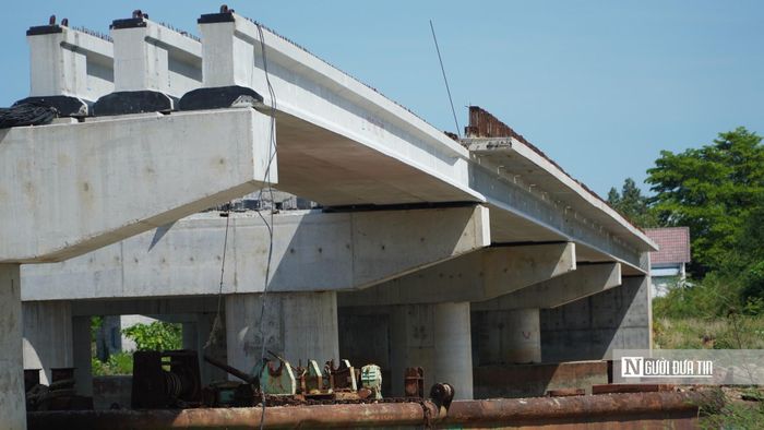 Đại diện Ban Quản lý dự án đầu tư xây dựng số 2 cho biết, nhà thầu đã hoàn thành mố M2 và các trụ T1-T5; đúc xong 60/114 dầm cầu, đóng xong 44/44 cừ bê tông và hoàn thiện 170m cống thoát nước dọc D400. Bản mặt cầu đã được đổ bê tông 3/6 nhịp.