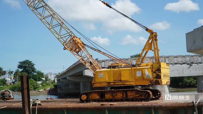 Dự án do liên danh Công ty Cổ phần Hassyu Việt Nam – Công ty Cổ phần Cầu 14 – Công ty Cổ phần Vật tư Thiết bị và Xây dựng Công trình 624 thi công, với giá trúng thầu gần 109,9 tỷ đồng. Công trình khởi công ngày 30/12/2022 và được UBND tỉnh Lâm Đồng cho phép gia hạn thời gian thi công đến ngày 31/12/2026.