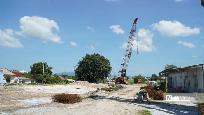 Đại diện Ban quản lý dự án đầu tư xây dựng số 2 cho biết, thời gian tới sẽ tiếp tục đôn đốc đơn vị thi công đẩy nhanh tiến độ thi công, có mặt bằng đến đâu tổ chức thi công đến đó. Trường hợp nhà thầu không khắc phục, chậm tiến độ thi công thì Ban 2 sẽ xử lý theo quy định hợp đồng.