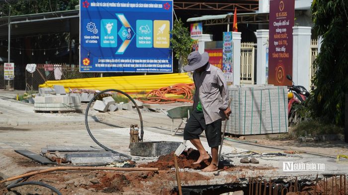 Đại diện Ban Quản lý dự án đầu tư xây dựng khu vực Phan Thiết cho biết, gói thầu số 15, đoạn từ ngã giao cổng chữ Y đến cầu Ông Nhiễu, mới đạt khoảng 21% khối lượng hợp đồng. Hệ thống thoát nước tuyến chính đã thi công được 1.870m; một số đoạn đang triển khai bó vỉa, lát gạch vỉa hè và mở rộng nền đường.