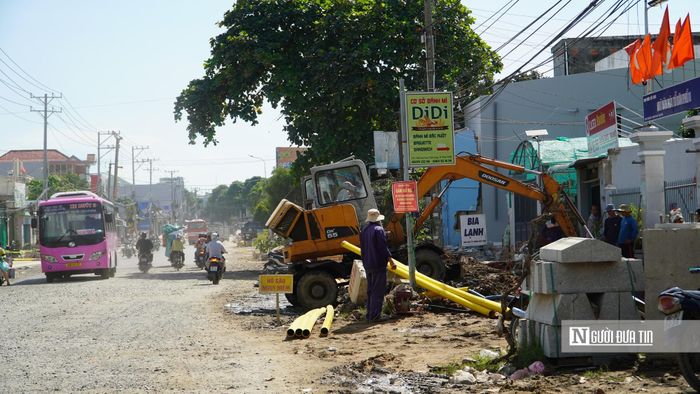 Ghi nhận của Người Đưa Tin tại dự án nâng cấp đường Trần Quý Cáp, công nhân và máy móc đang triển khai các hạng mục nền đường, mặt đường, hệ thống thoát nước và vỉa hè.