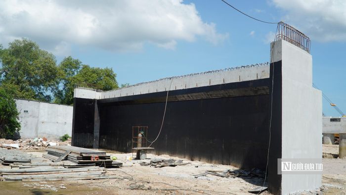 Theo Ban quản lý dự án đầu tư xây dựng số 2, một trong những khó khăn ảnh hưởng đến tiến độ dự án là công tác giải phóng mặt bằng tại phường Bình Thuận. Tổng diện tích đất thu hồi phục vụ công trình là 1,66ha, liên quan 39 hồ sơ tại hai phường Bình Thuận và Tiến Thành.