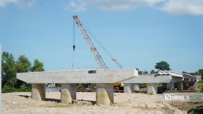 Dự án cầu Văn Thánh được UBND tỉnh Bình Thuận cũ phê duyệt qua các quyết định vào năm 2022 và điều chỉnh năm 2026, với tổng mức đầu tư hơn 225,2 tỷ đồng từ nguồn vốn Trung ương trong kế hoạch đầu tư công trung hạn giai đoạn 2021-2025.Ghi nhận của Người Đưa Tin, tại công trường dự án cầu Văn Thánh, nhiều hạng mục chính của công trình đang được triển khai. Dù khối lượng thi công đã đạt khoảng 66% hợp đồng, một số phần việc vẫn cần được tập trung nguồn lực để sớm hoàn thành, trong bối cảnh thời gian thực hiện dự án được gia hạn đến hết năm 2026.