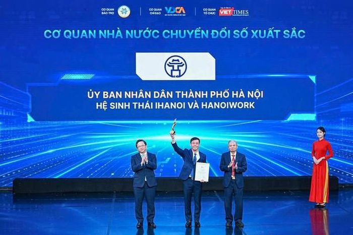Giám đốc Sở Khoa học và Công nghệ Hà Nội Cù Ngọc Trang nhận giải thưởng tại hạng mục "Cơ quan nhà nước chuyển đổi số xuất sắc".