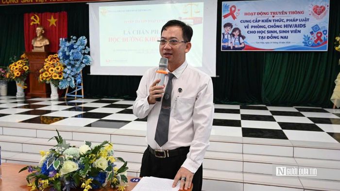 Luật gia Nguyễn Xuân Thanh, Phó Giám đốc Trung tâm Tư vấn pháp luật, Hội Luật gia Tp.Đồng Nai, tuyên truyền kiến thức pháp luật về phòng, chống ma túy, HIV/AIDS cho học sinh.