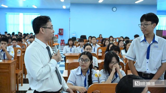 Báo cáo viên giao lưu với học sinh về kiến thức pháp luật, kỹ năng nhận diện và phòng tránh các nguy cơ liên quan đến ma túy, HIV/AIDS.