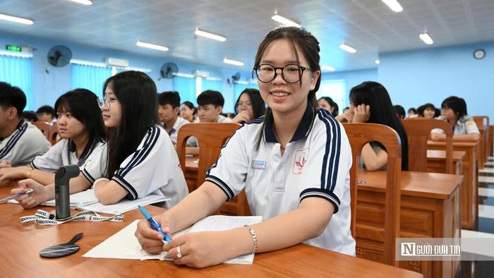Em Phạm Ngọc Bảo Trân, học sinh lớp 10A16, chia sẻ kiến thức về nhận diện các loại ma túy giúp học sinh nâng cao cảnh giác, chủ động phòng tránh và không để bị lôi kéo sử dụng chất gây nghiện.