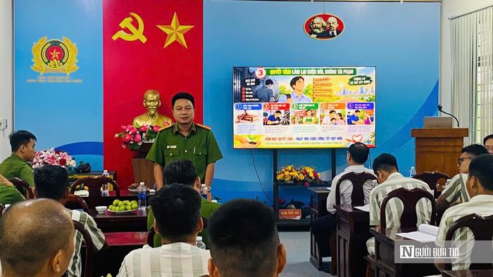 Thiếu tá Võ Thành Công, Phó Trưởng Phân trại phụ trách công tác phạm nhân phát biểu tại buổi tuyên truyền