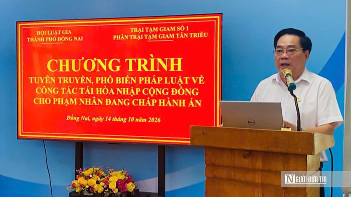 Luật gia Nguyễn Văn Cưỡng, Giám đốc Trung tâm Tư vấn pháp luật thuộc Hội Luật gia Tp.Đồng Nai trao đổi về công tác tái hòa nhập cộng đồng cho người chấp hành xong án phạt tù.