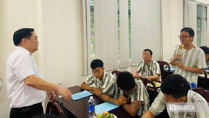 Phạm nhân tại Phân trại tạm giam Tân Triều trao đổi, chia sẻ những vướng mắc liên quan đến chính sách pháp luật và các thủ tục cần thiết khi tái hòa nhập cộng đồng.