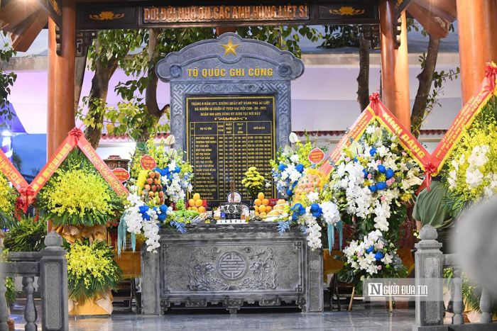 Bia tưởng niệm 16 thanh niên xung phong đã anh dũng hy sinh tại Di tích lịch sử Bến phà II Long Đại.