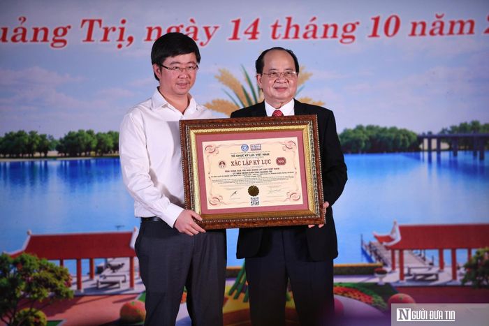 Đại diện Tổ chức Kỷ lục Việt Nam trao Bằng tôn vinh giá trị nội dung kỷ lục Việt Nam đối với Di tích Bến phà II Long Đại.