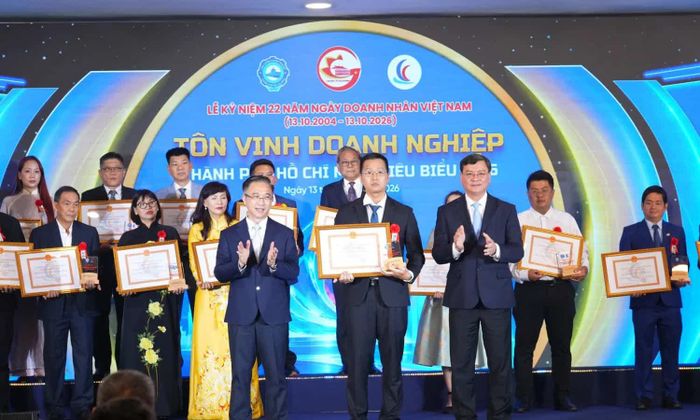 Lãnh đạo TP Hồ Chí Minh trao Chứng nhận cho doanh nghiệp đạt Danh hiệu “Doanh nghiệp TP Hồ Chí Minh tiêu biểu” năm 2026.