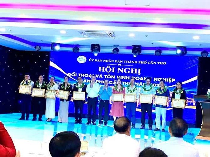 Trao Bằng khen của Chủ tịch UBND TP Cần Thơ cho 97 doanh nghiệp, hợp tác xã tiêu biểu năm 2026.