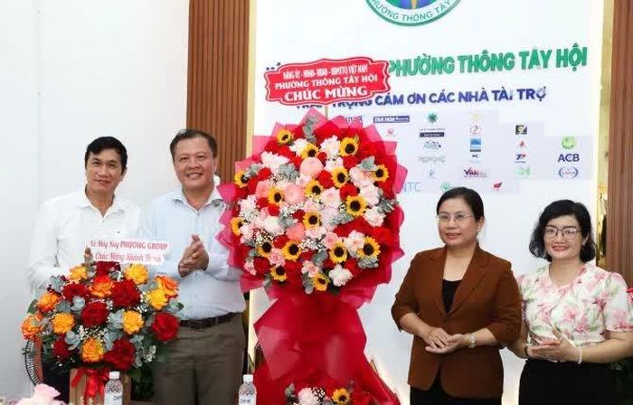 Bà Nguyễn Thị Thu Hà - Bí thư Đảng ủy, Chủ tịch HĐND phường (thứ 2 từ phải qua) và bà Đào Thị My Thư - Phó Bí thư Đảng ủy, Chủ tịch UBND phường (bìa phải) tặng hoa chúc mừng.