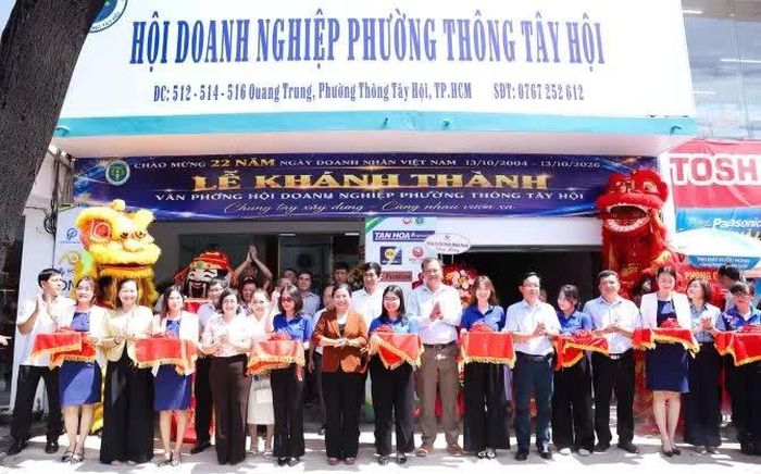 Các đồng chí lãnh đạo phường cùng các đại biểu thực hiện nghi lễ cắt băng khánh thành.