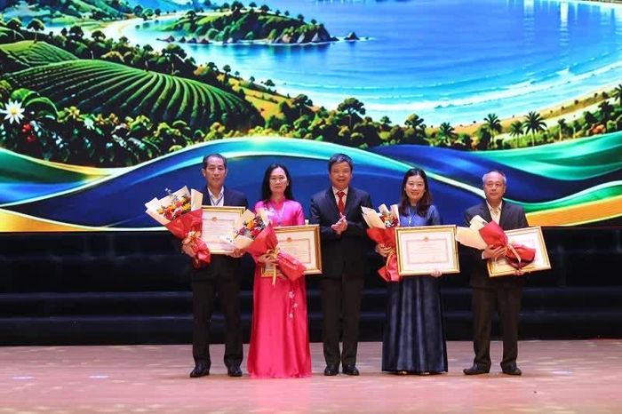 Phó Chủ tịch UBND tỉnh Gia Lai Nguyễn Hữu Quế trao tặng bằng khen của Chủ tịch UBND tỉnh Gia Lai cho các doanh nghiệp, doanh nhân tiêu biểu.