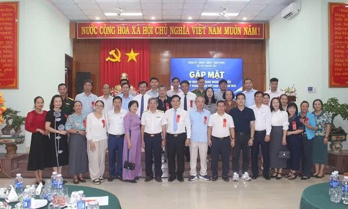 Lãnh đạo xã Tuy Phước Tây chụp ảnh lưu niệm cùng các doanh nghiệp, doanh nhân.
