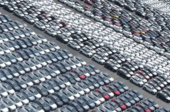 Những chiếc xe của các nhà sản xuất ô tô Trung Quốc BYD, Chery và SAIC được xếp hàng sẵn sàng xuất khẩu tại một cảng ở Thượng Hải. Ảnh: AFP.