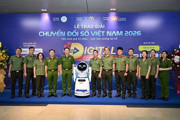 Lãnh đạo, cán bộ Công an thành phố Hà Nội chụp hình lưu niệm trước khi nhận giải.