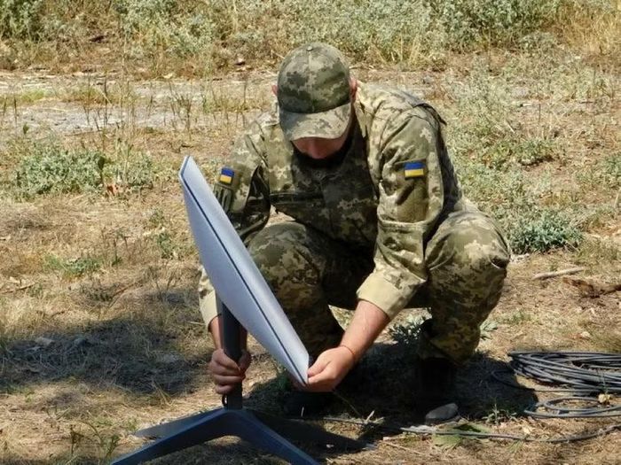 Lính Ukraine sử dụng thiết bị đầu cuối Starlink vào hoạt động thông tin liên lạc và dẫn đường cho vũ khí. Ảnh: Reuters.