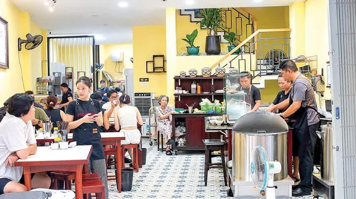  Bà Nguyễn Thị Nguyệt Minh bền bỉ gìn giữ hương vị chè Hiển Khánh qua bao năm tháng. ﻿Ảnh: TRANG THƯ 