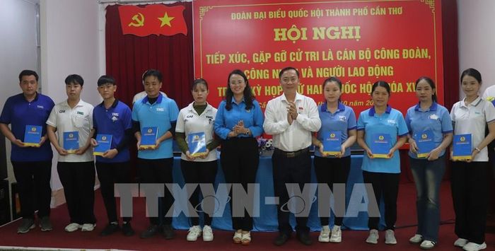 Liên đoàn lao động thành phố tặng 75 phần quà cho đoàn viên, công nhân, người lao động có hoàn cảnh khó khăn. Ảnh: Nguyễn Hằng - TTXVN