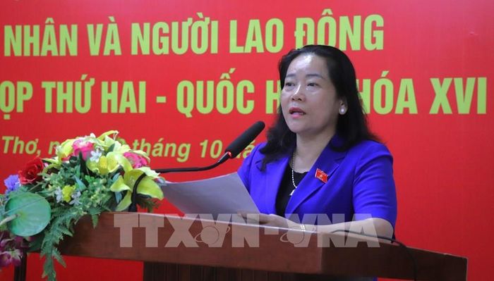 Bà Lê Thị Thanh Lam, Phó Trưởng Đoàn đại biểu Quốc hội thành phố Cần Thơ, báo cáo với cử tri về dự kiến nội dung, chương trình Kỳ họp thứ hai, Quốc hội khoá XVI và một số hoạt động của Đoàn sau kỳ họp thứ nhất. Ảnh: Nguyễn Hằng - TTXVN
