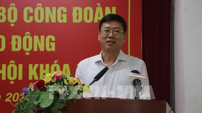 Ông Tiêu Minh Dưỡng, Phó Giám đốc Sở Nội vụ thành phố, trả lời các kiến nghị liên quan chính sách tiền lương. Ảnh: Nguyễn Hằng - TTXVN
