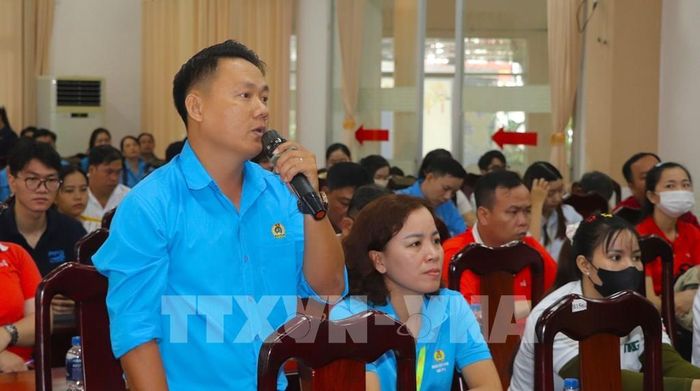 Cử tri kiến nghị các vấn đề liên quan đến nhu cầu nhà ở cho công nhân. Ảnh: Nguyễn Hằng - TTXVN