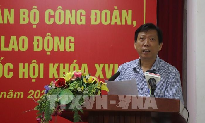 Ông Trần Khánh Trình, Phó Giám đốc Sở Xây dựng, trả lời các kiến nghị liên quan đến nhà ở cho công nhân, người lao động. Ảnh: Nguyễn Hằng - TTXVN