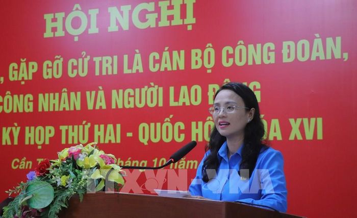 Bà Lê Thị Sương Mai, Chủ tịch Liên đoàn lao động thành phố Cần Thơ, báo cáo các vấn đề nổi bật đoàn viên, người lao động quan tâm. Ảnh: Nguyễn Hằng - TTXVN