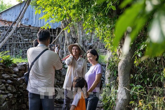 Ông Võ Văn Hùng, người dân sinh sống lâu năm tại khu vực Đồi Cổ Thạch, kể lại những câu chuyện được truyền qua các thế hệ về con đường đá gắn với việc đi lại, vận chuyển nông sản của người dân. Ảnh: Xuân Quý - TTXVN