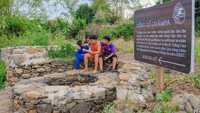 Trên khu vực Đồi Cổ Thạch còn nhiều dấu vết của các giếng Chăm Cổ có nước quanh năm phục vụ sinh hoạt và chăn nuôi, trồng trọt. Ảnh: Xuân Quý - TTXVN