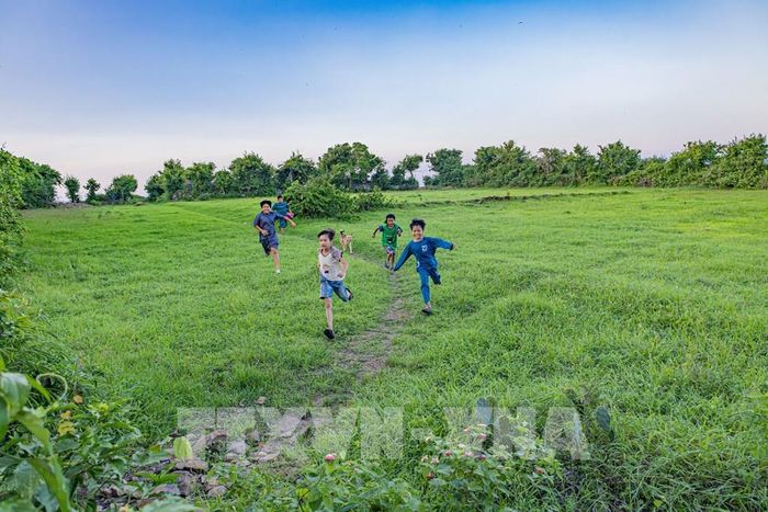 Một số trẻ nhỏ trong khu vực tranh thủ thời gian rảnh dẫn khách tham quan, chụp ảnh lưu niệm, góp phần giới thiệu cảnh đẹp quê hương và có thêm khoản thu nhập. Ảnh: Xuân Quý - TTXVN